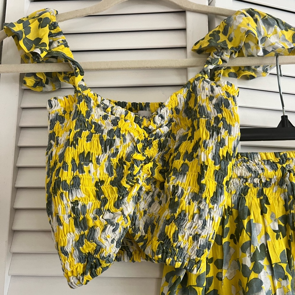 Tiare Hawaii Asymmetrical Skirt set in Yellow and Gray Floral - Picture 11 of 13